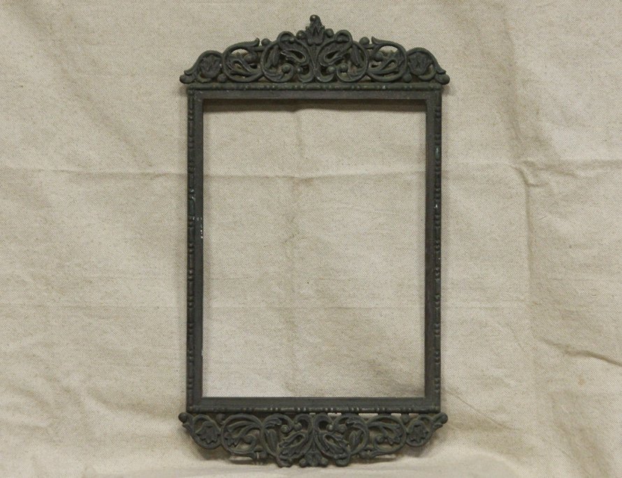 Старинное железное зеркало