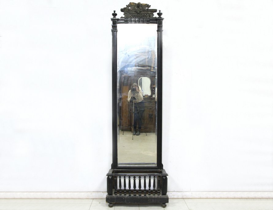 Антикварное зеркало с цветочницей