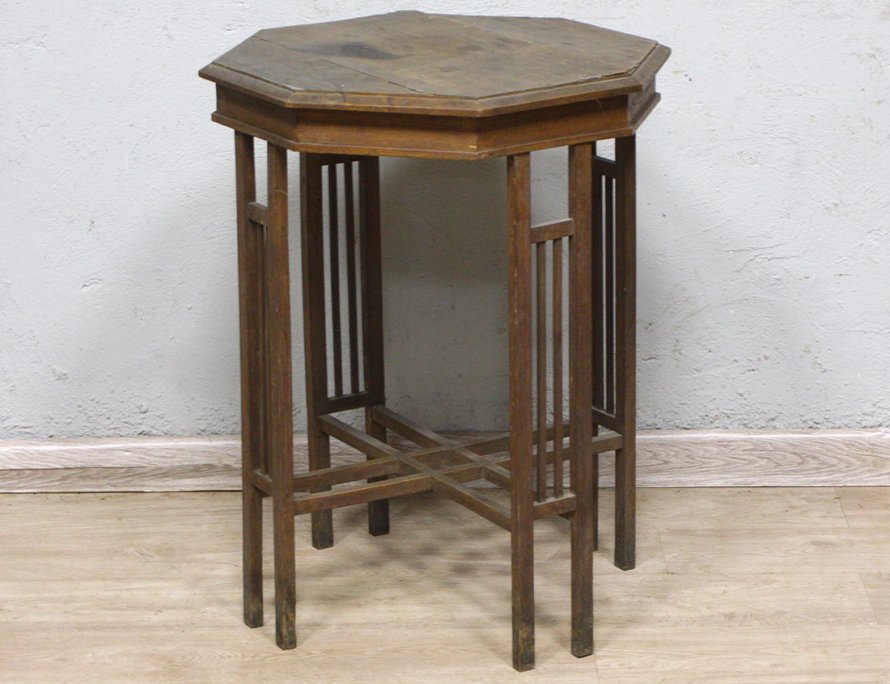 Старинный восьмиугольный столик