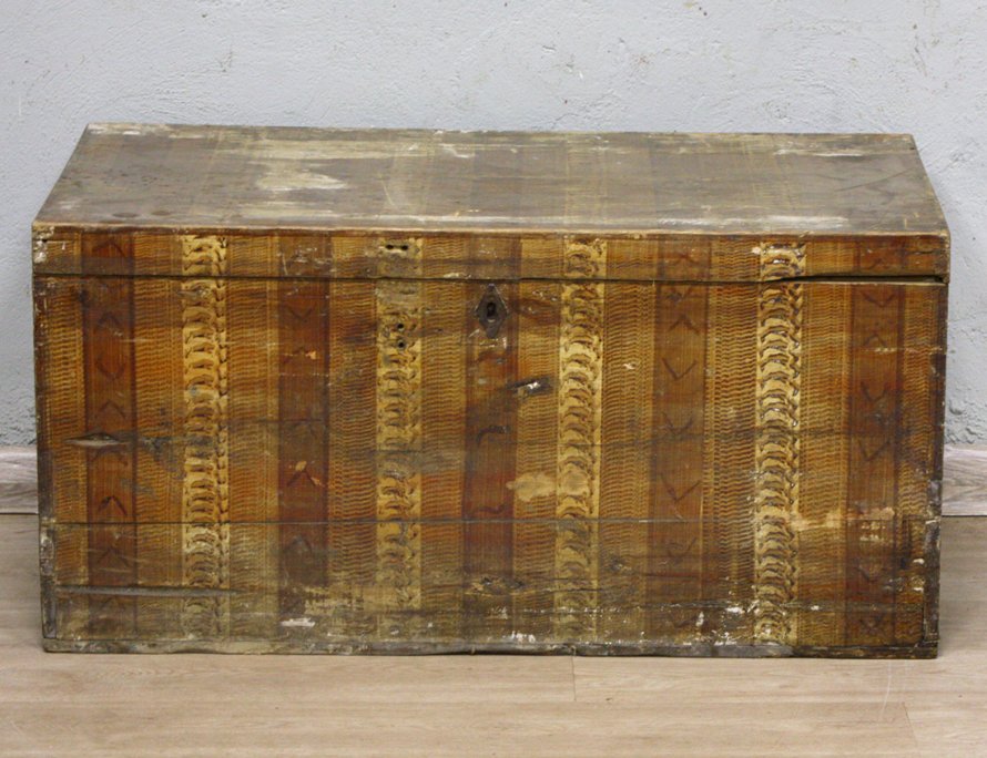 Старинный расписной сундук