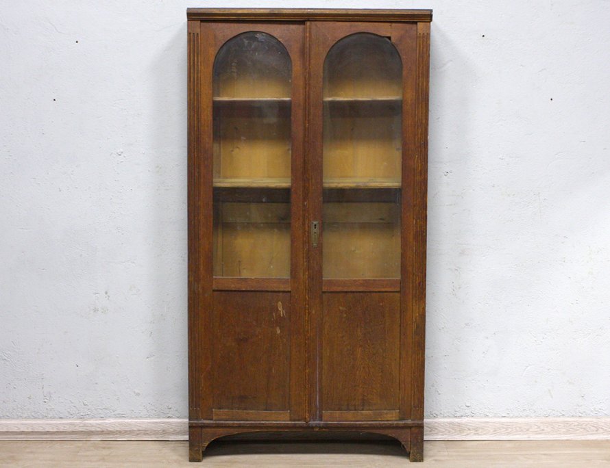 Старинный дубовый книжный шкаф