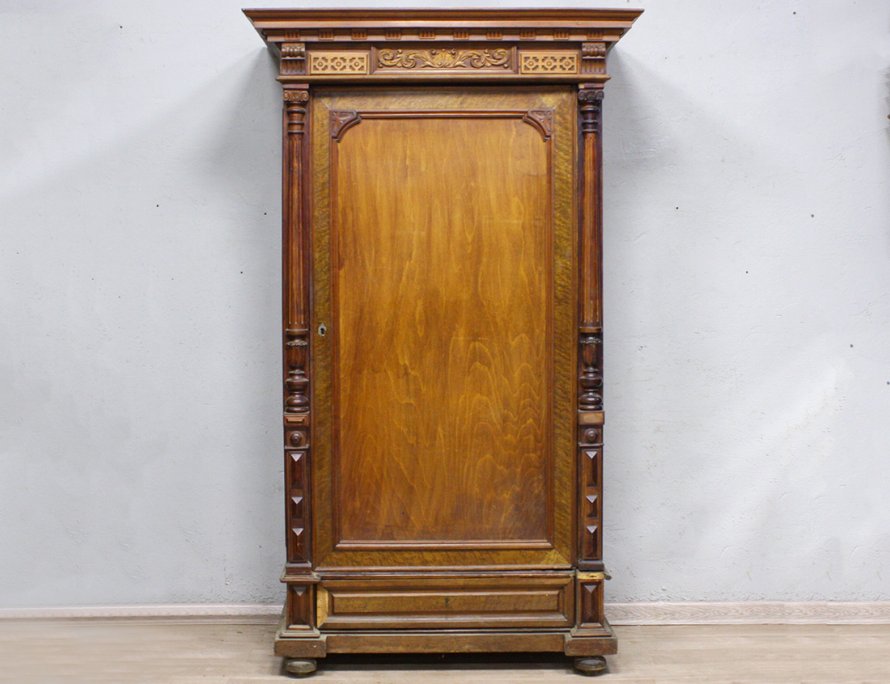 Антикварный бельевой шкаф 19 века