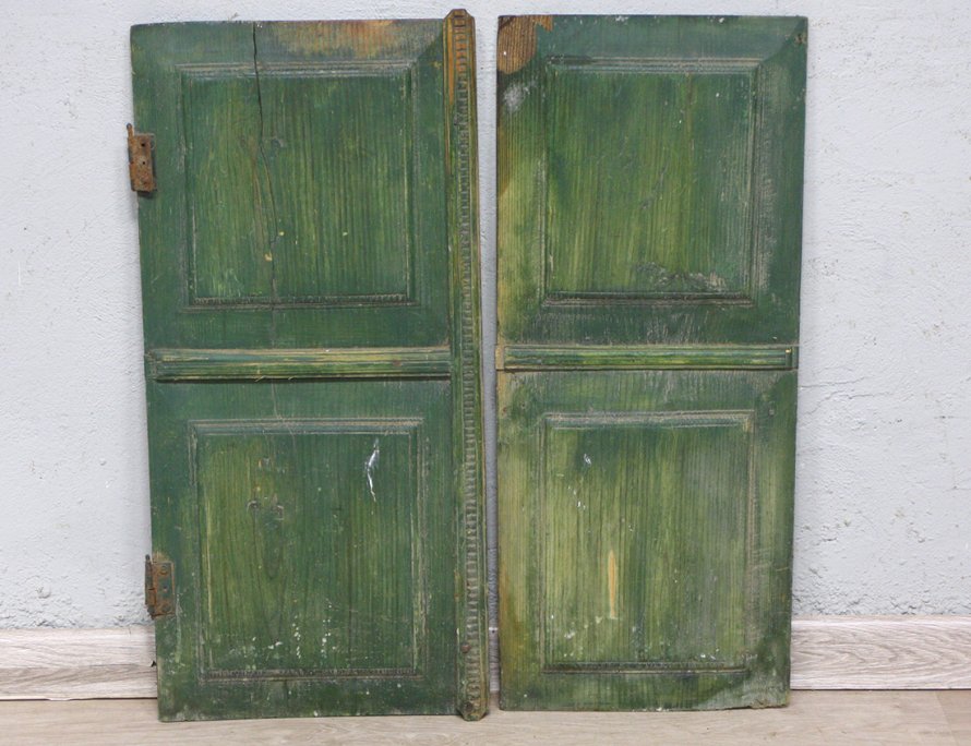 Пара старинных дверей