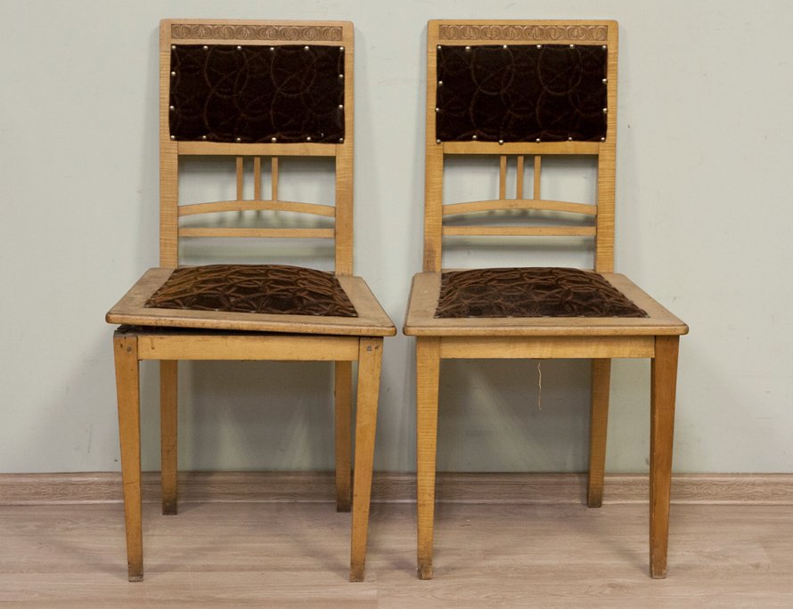 Пара грушевых стульев в стиле модерн