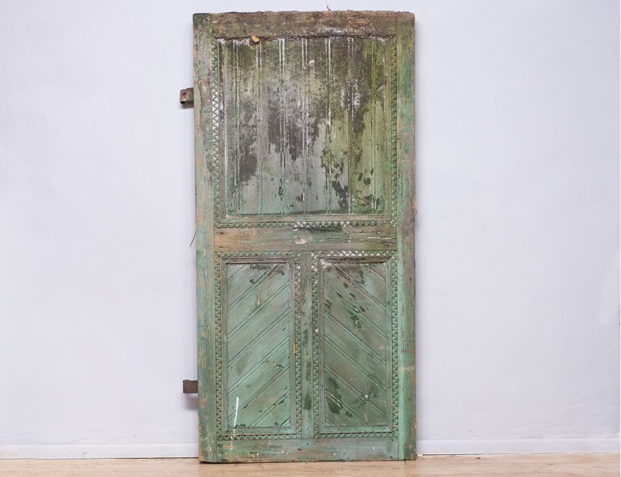 Старинная резная амбарная дверь