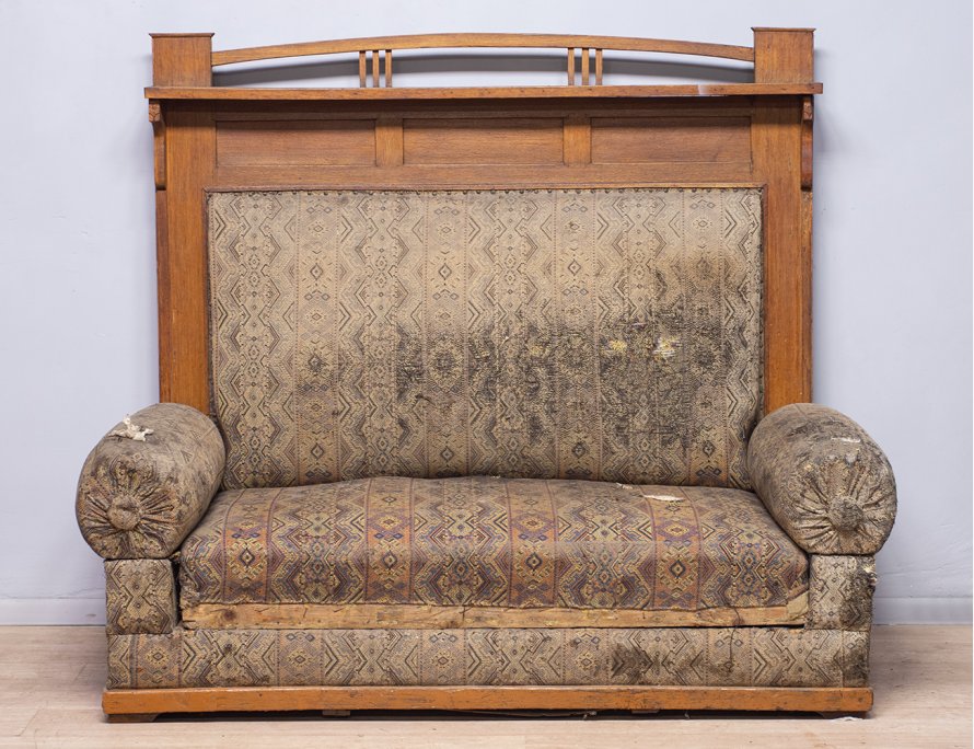 Старинный дубовый диван с высокой спинкой