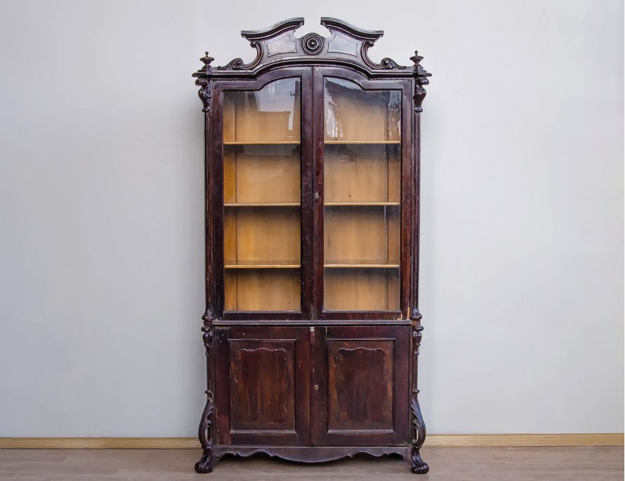 Антикварный книжный шкаф в стиле рококо