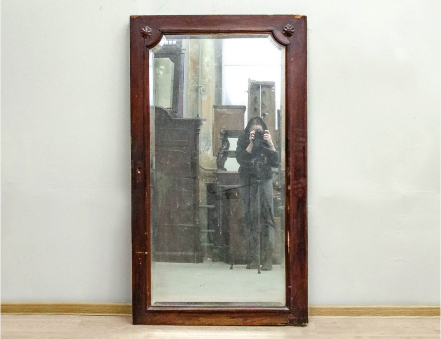Старинное зеркало с резными розетками