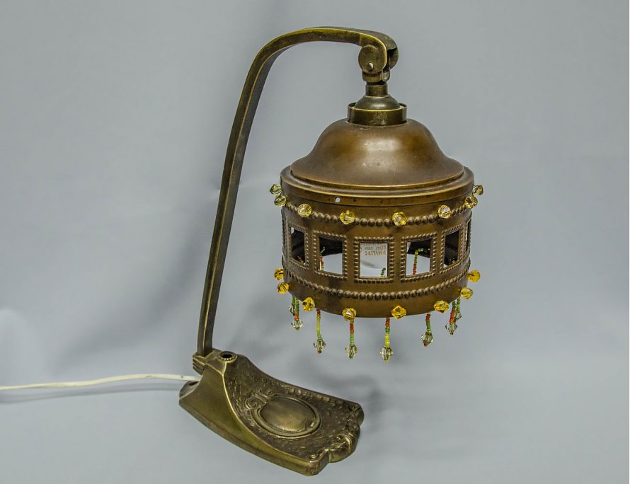 Старинная латунная настольная лампа модерн
