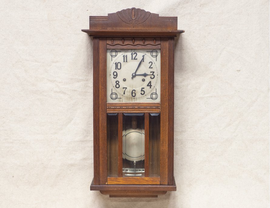 Старинная настенные часы в стиле модерн