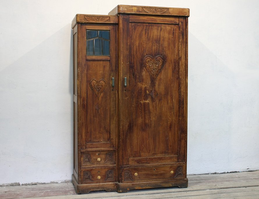 Старинный платяной шкаф с резьбой