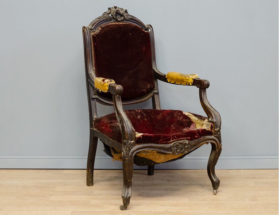 Антикварное кресло в стиле рококо 