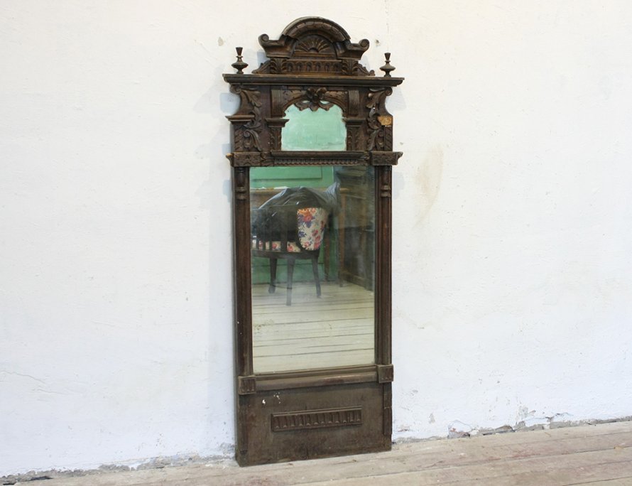 Старинное зеркало с резным верхом