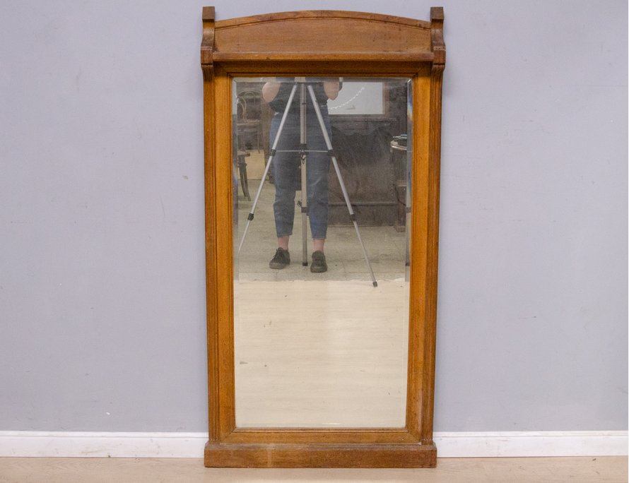 Старинное настенное зеркало с полкой