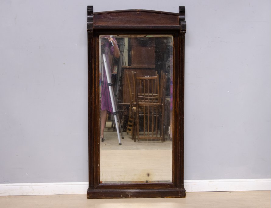 Старинное настенное зеркало с полкой