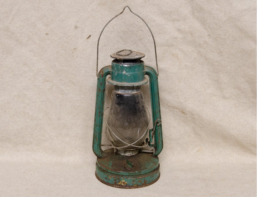 Старинный керосиновый фонарь