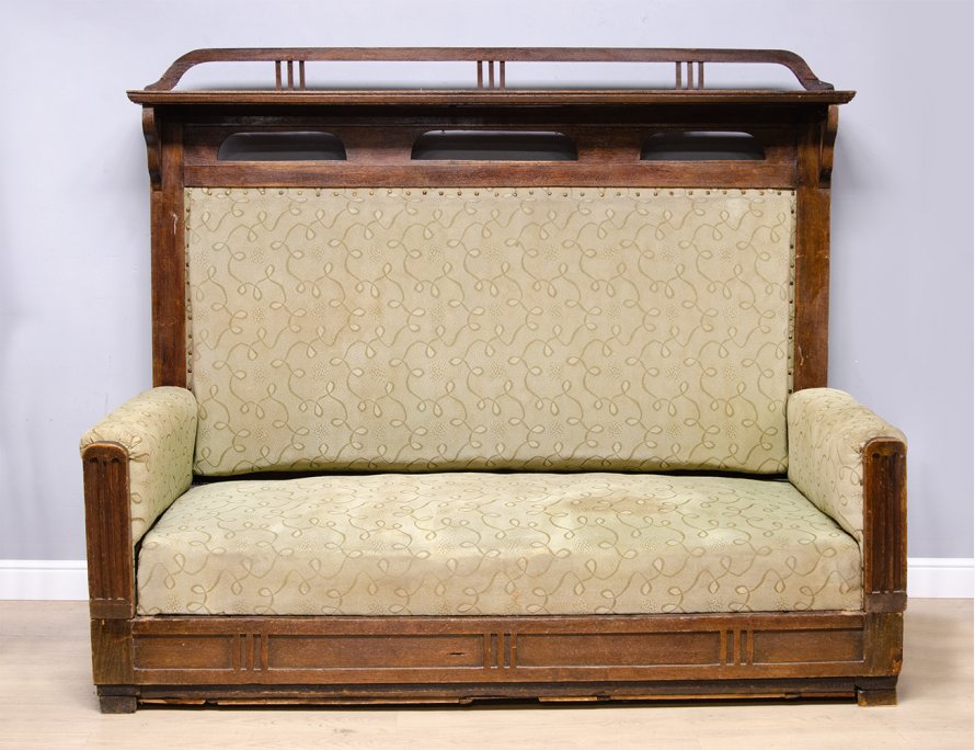 Антикварный диван в стиле модерн