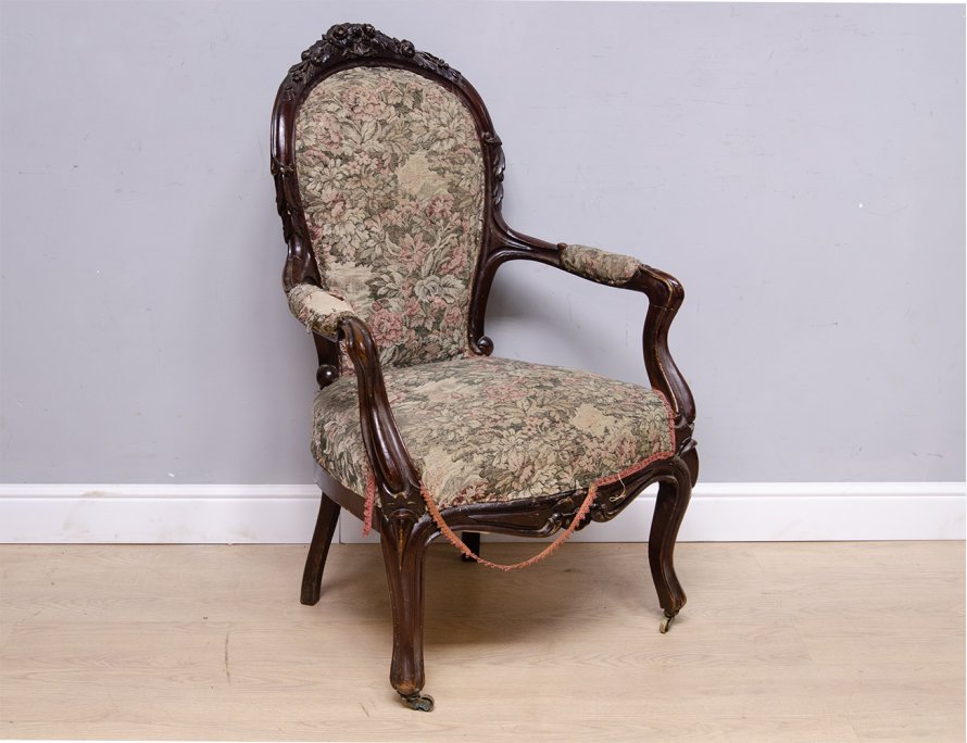 Антикварное кресло в стиле рококо