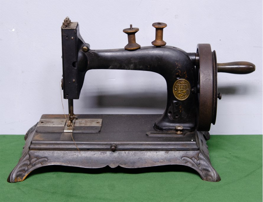 Старинная чугунная швейная машинка Silberberg
