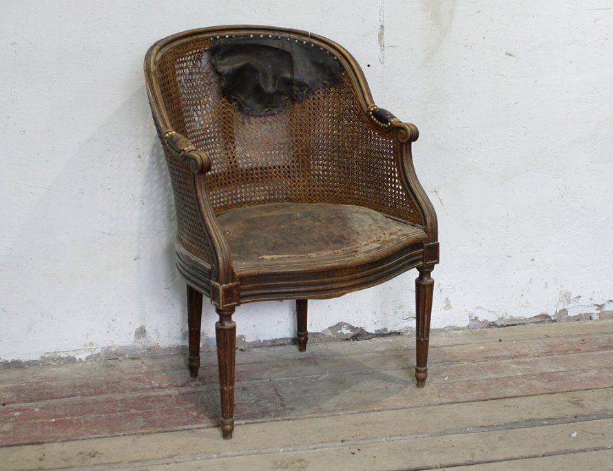 Старинное кресло с ротангом
