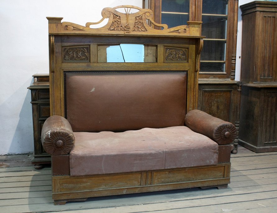 Дубовый диван с высокой спинкой