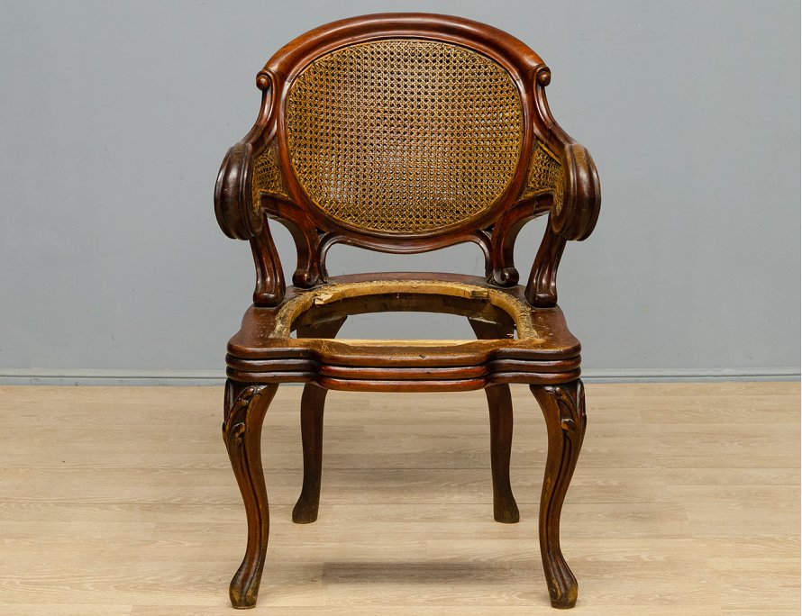 Антикварное кресло с ротангом