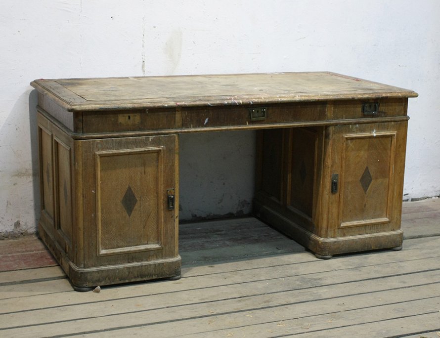 Старинный письменный стол с ромбами