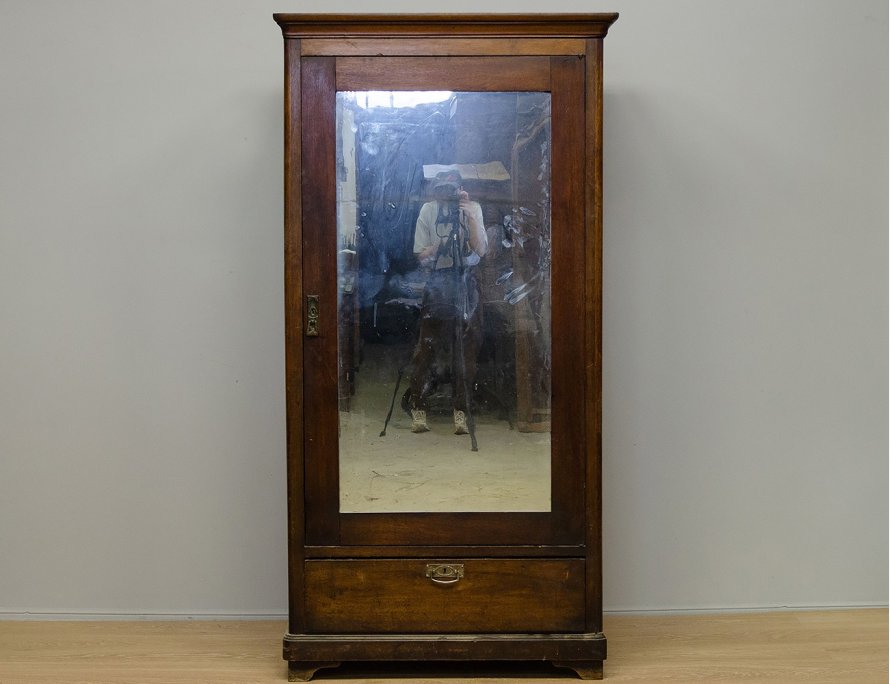 Старинный бельевой шкаф с зеркалом