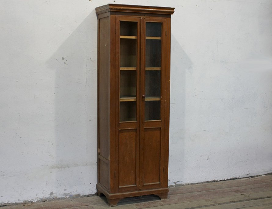 Старинный узкий книжный шкаф