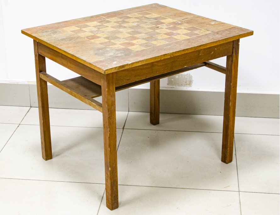 Винтажный стол с шахматным полем