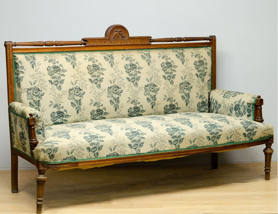 Антикварный диван с резьбой