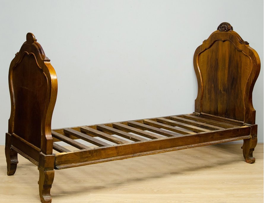 Антикварная ореховая кровать 19 века