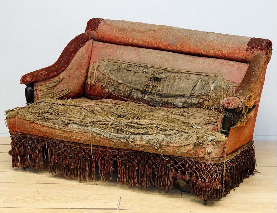 Антикварный кутаный диван