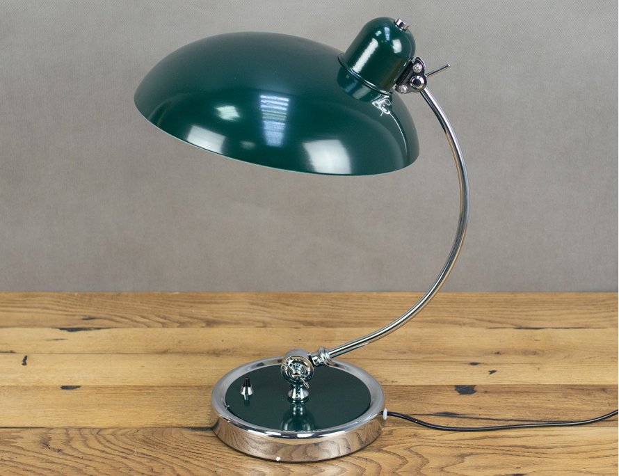 Металлическая настольная лампа в стиле Баухаус