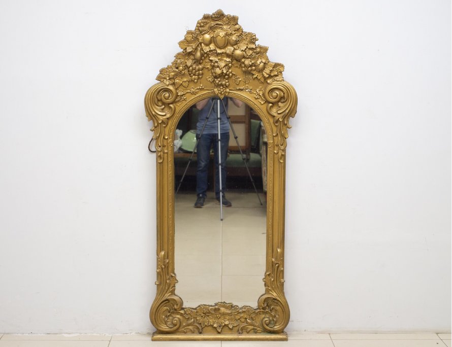 Антикварное ростовое зеркало с лепниной