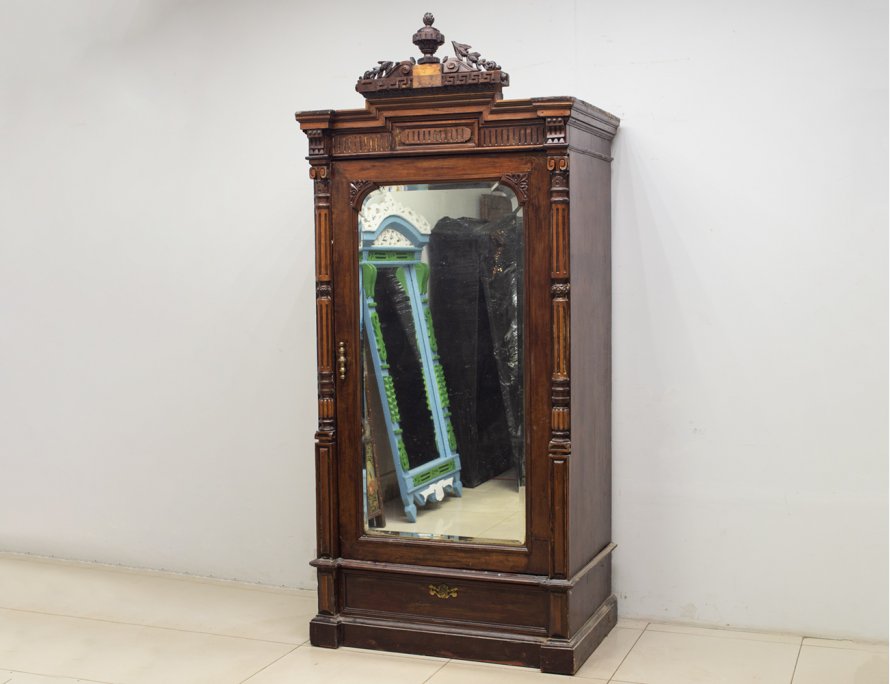 Антикварный бельевой шкаф XIX века