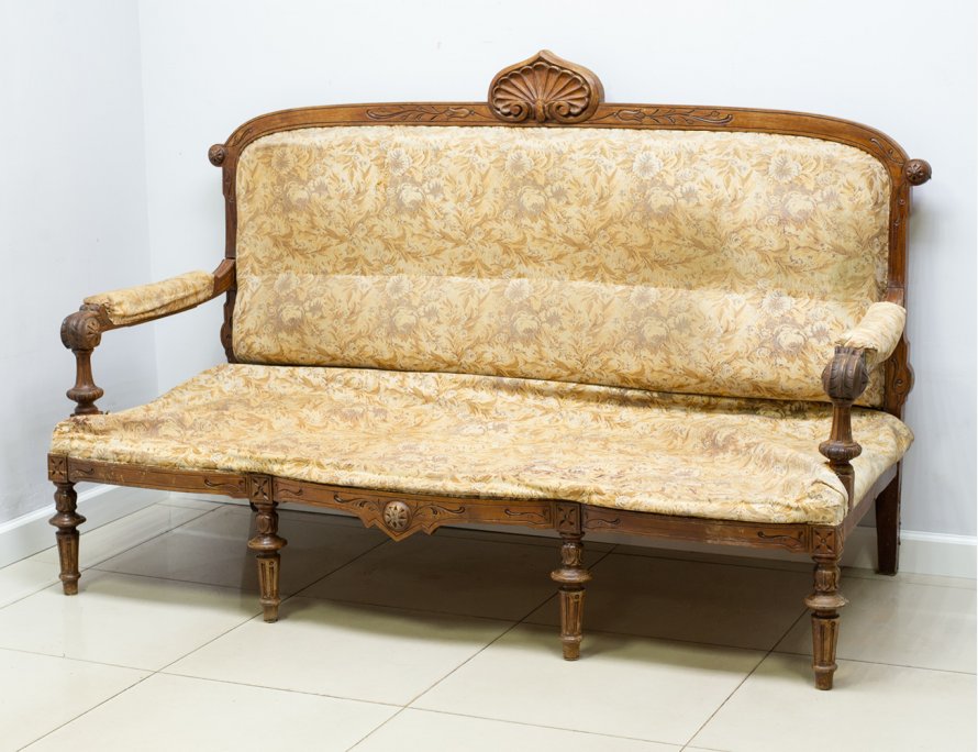 Антикварный широкий диван с резьбой
