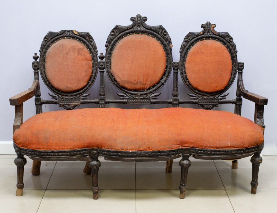 Антикварный гостиный диван с резьбой