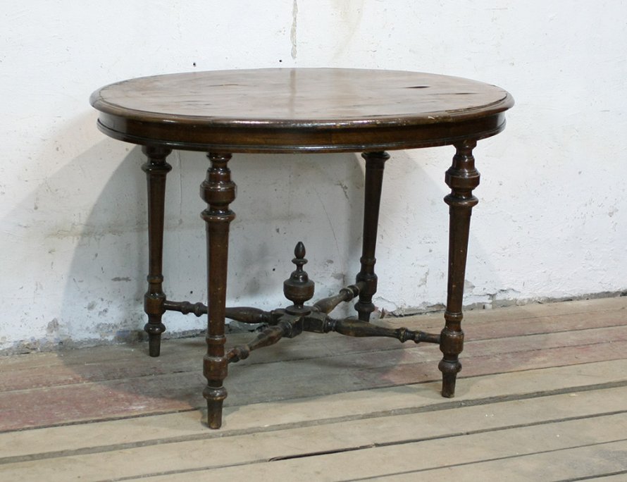 Старинный овальный стол