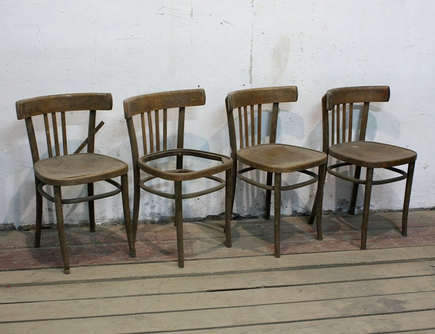 Четыре старинных стула