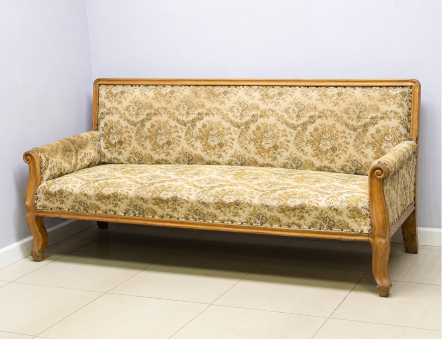 Старинный широкий диван