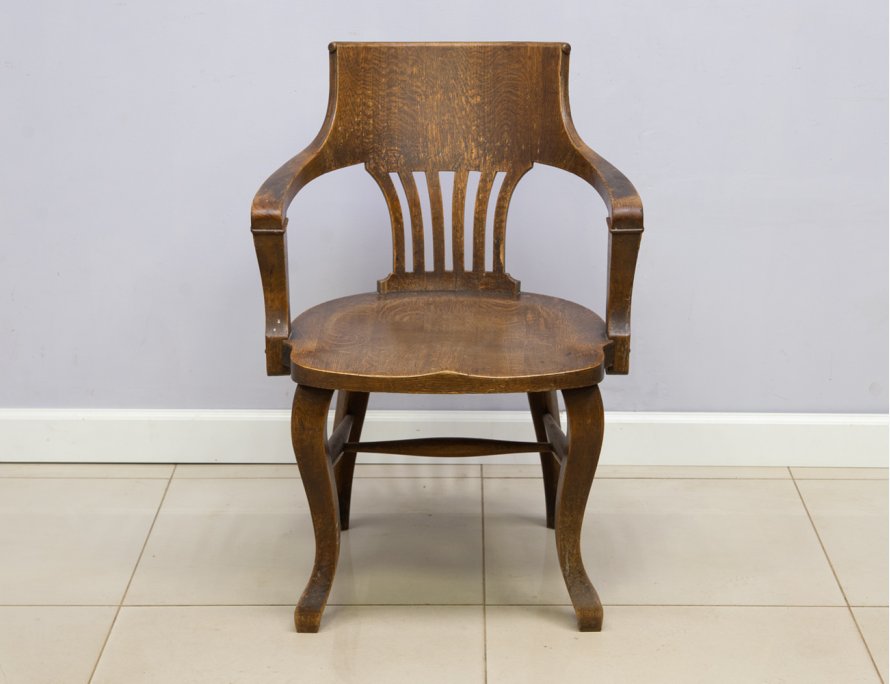 Антикварное дубовое кресло