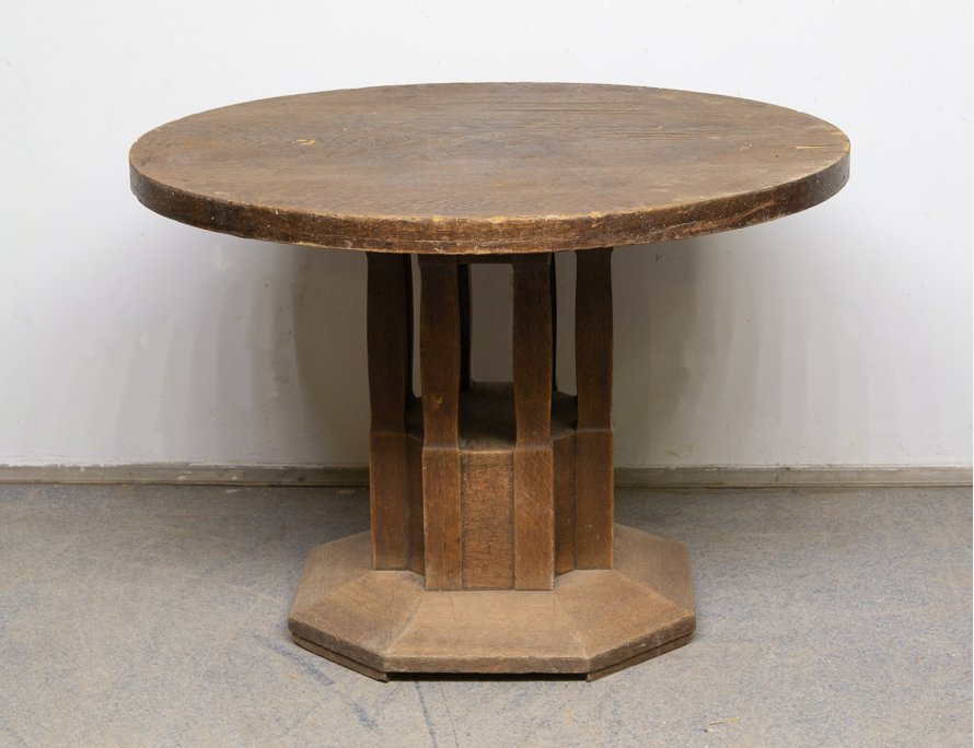Старинный круглый дубовый стол