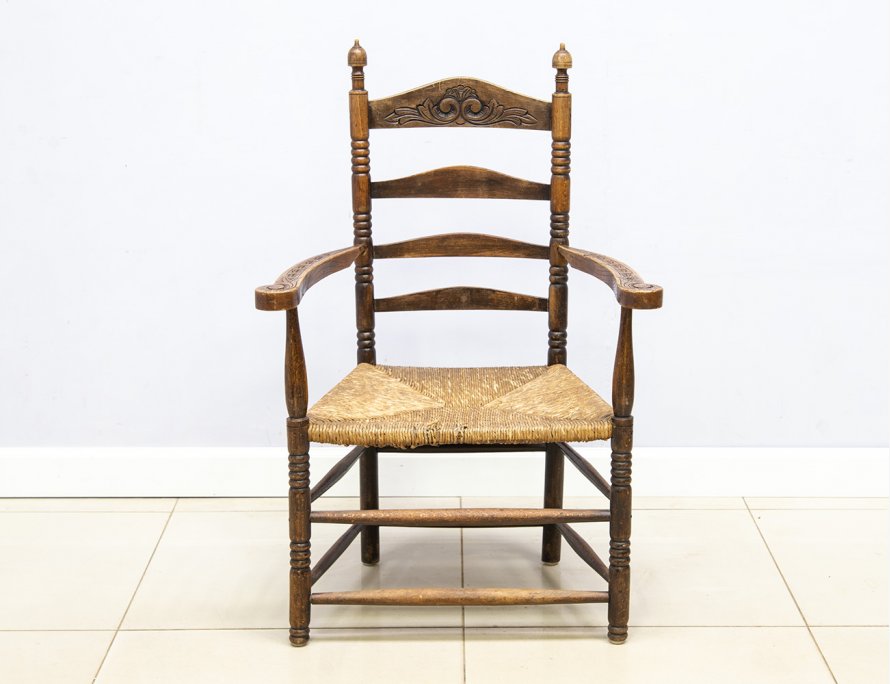 Старинное кресло с плетеным сидением