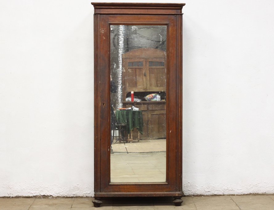 Старинный шкаф с зеркалом