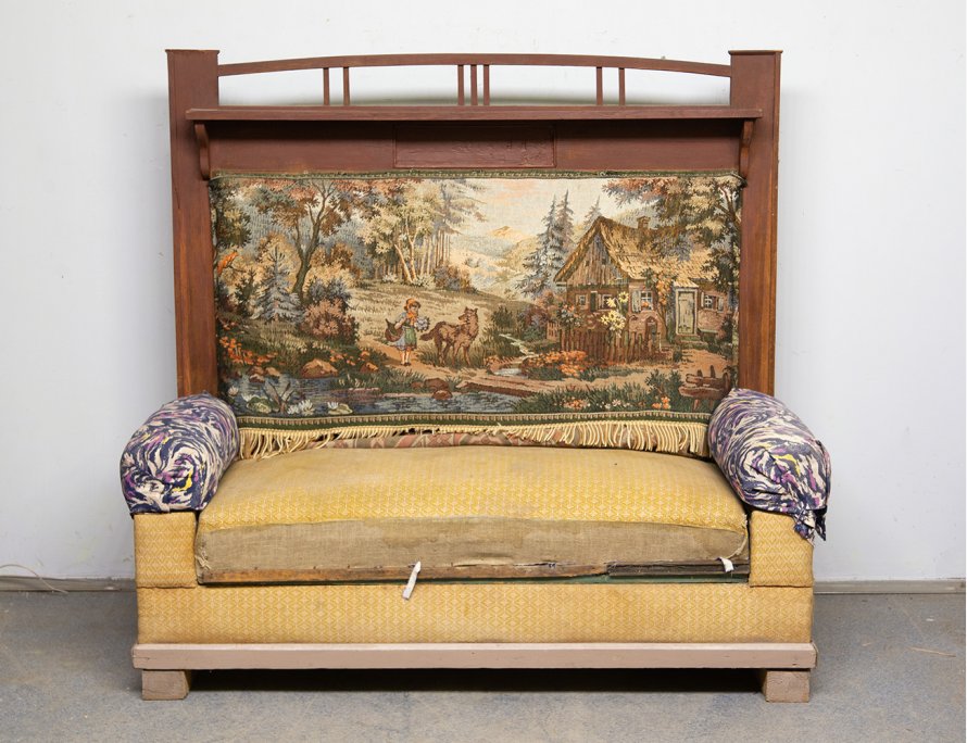Старинный диван с высокой спинкой