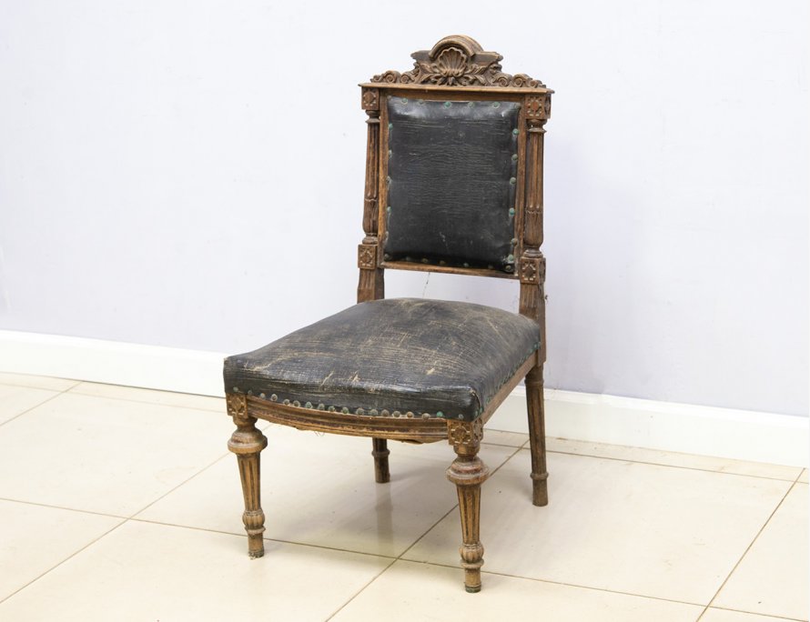 Антикварный стул с резьбой