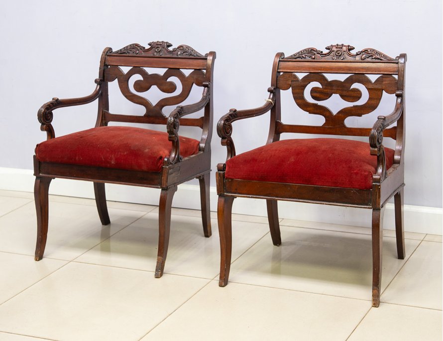 Старинные ореховые кресла