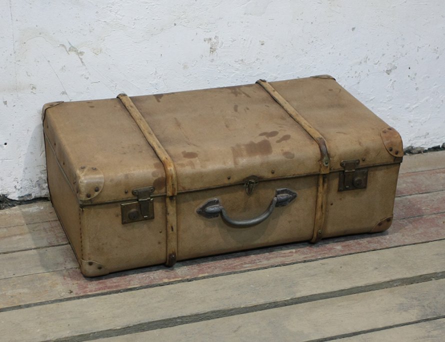 Старинный светлый чемодан