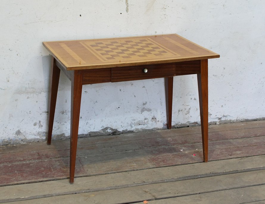 Столик с шахматной доской